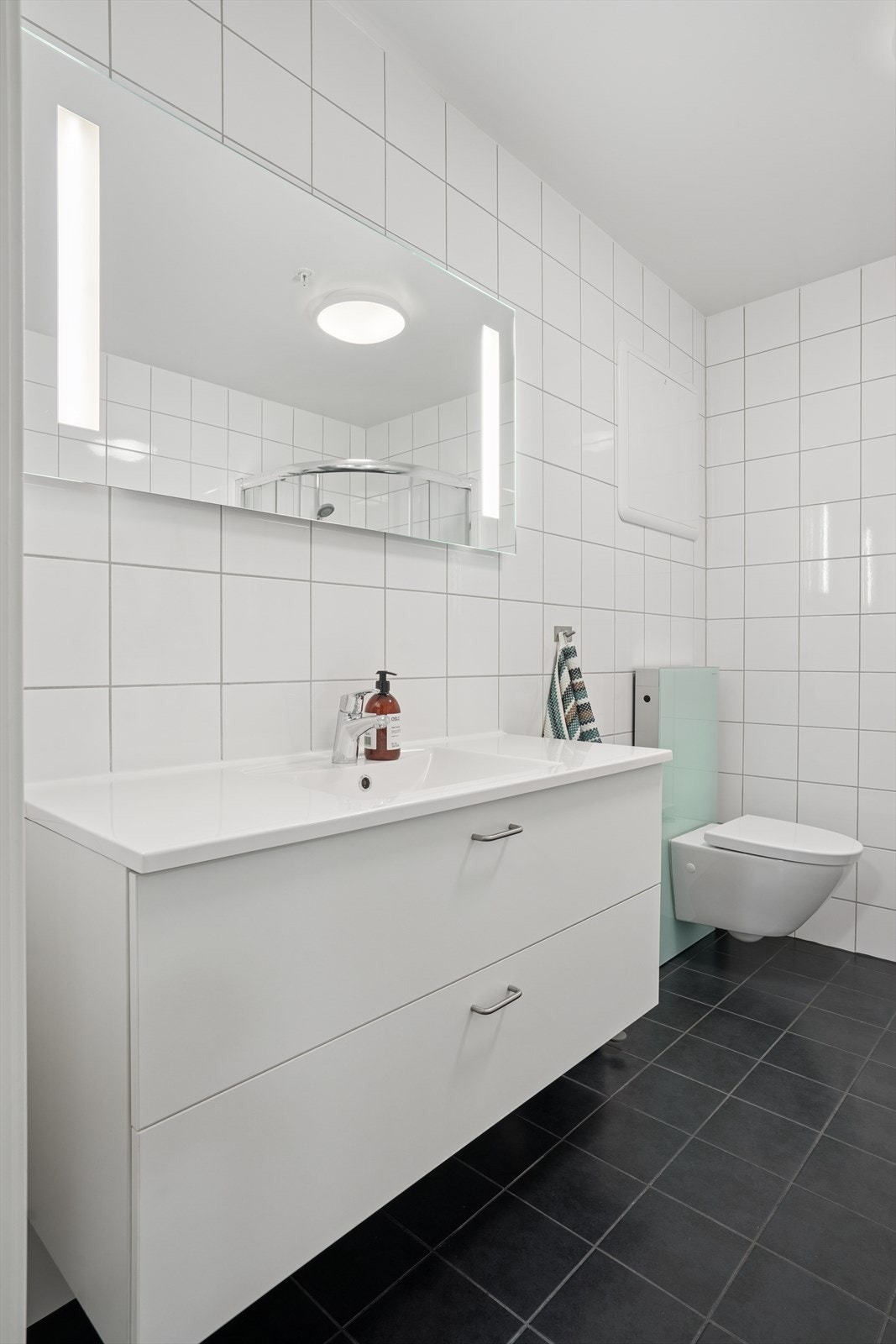 Tidløs innredning med skuffer som gir rikelig med oppbevaringsplass Galleribilde