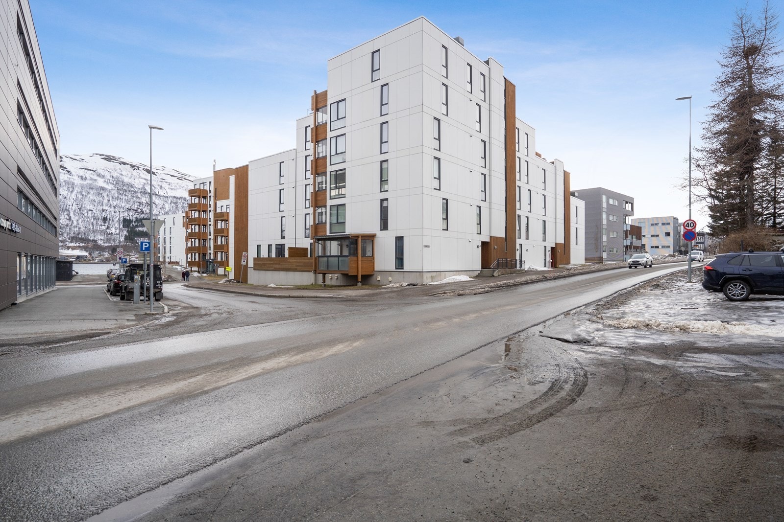Området har svært gode kollektivforbindelser til Tromsø Sentrum, Jekta Storsenter og UNN/UiT. Galleribilde