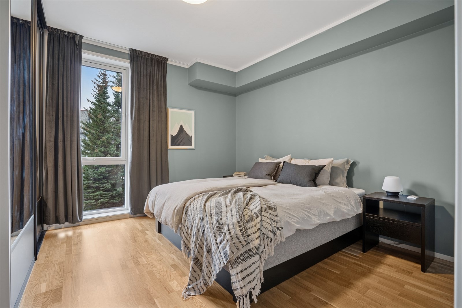 Soverommene er av god størrelse og har plass til garderobeskap med øvrig møblement Galleribilde