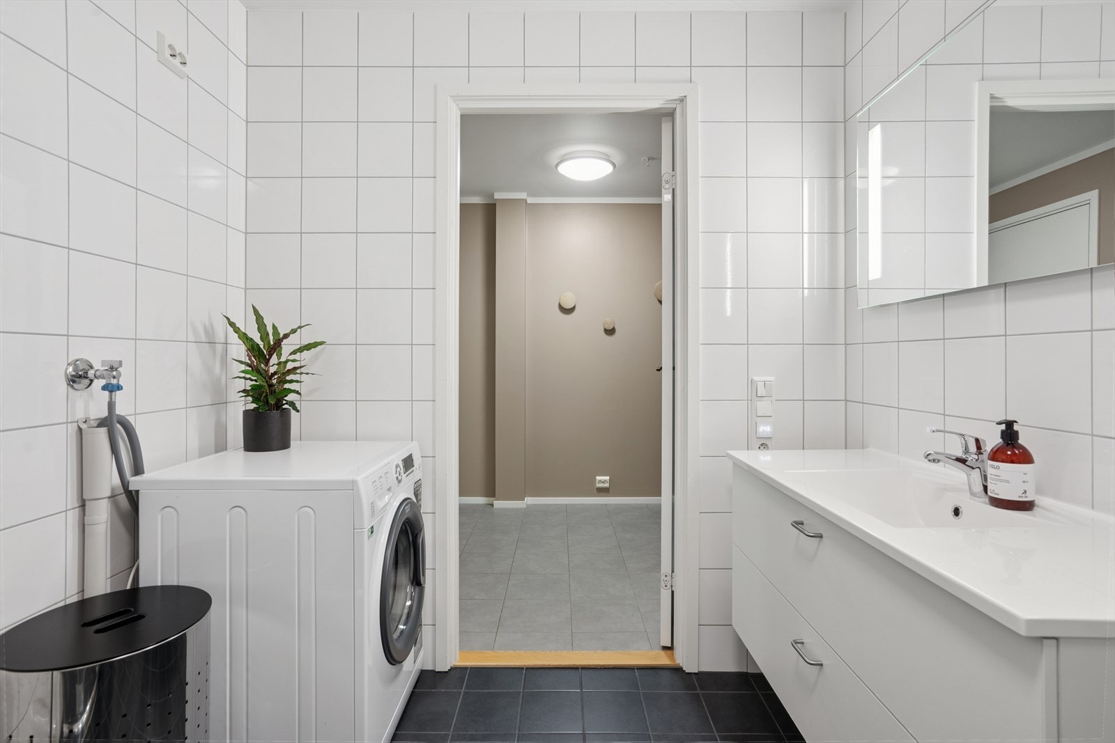 Komplett flislagt bad med behagelig gulvvarme Galleribilde