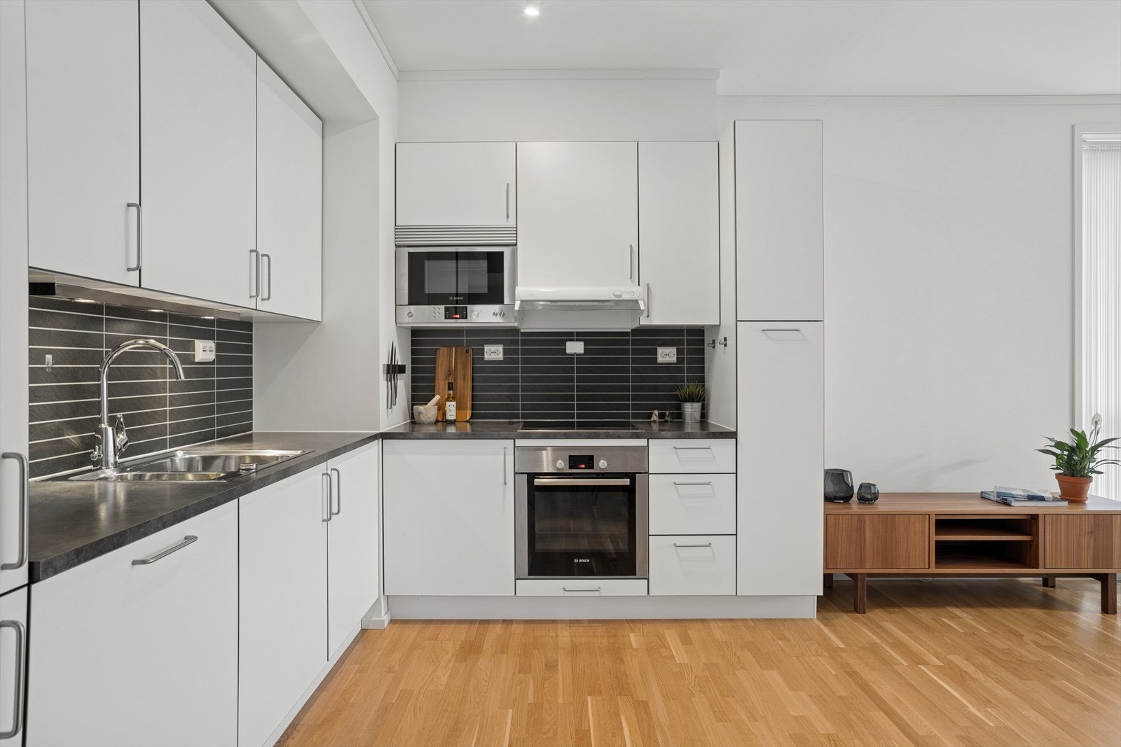 Det er integrert komfyr, steketopp, oppvaskmaskin, kjøleskap og mikrobølgeovn. Galleribilde