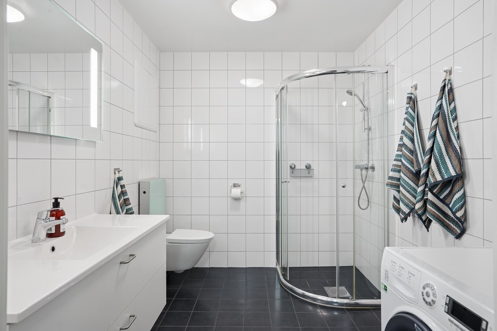 Bad er utstyrt med uttak for vaskemaskin og tørketrommel Galleribilde