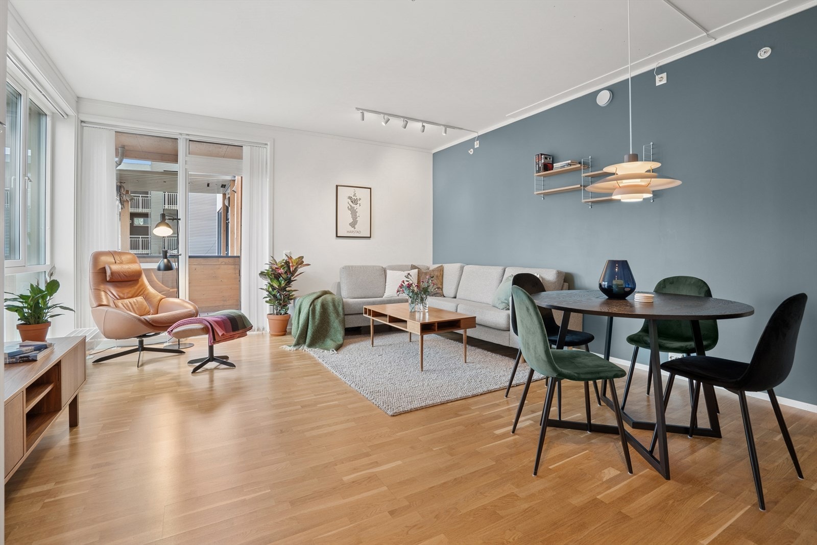 Det er god plass til stor sofagruppe med tilhørende møblement, samt en hyggelig spisegruppe. Galleribilde