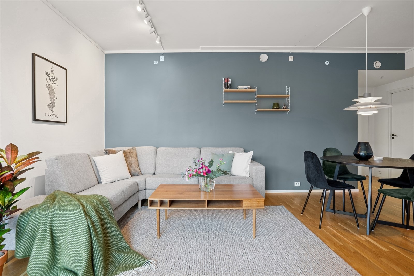 Stuen er malt i delikate og tidsriktige farger og med store vindusflater er det rikelig med naturlig lys Galleribilde