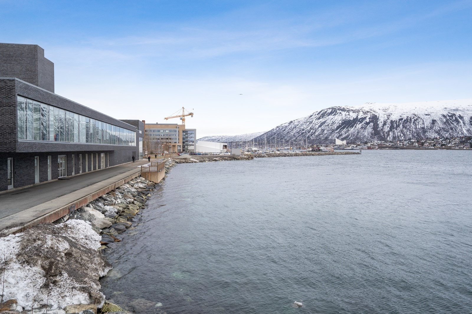 Leiligheten har en sentral beliggenhet med kort avstand til Tromsø sentrum. Eiendommen ligger i nærheten av strandpromenaden og grøntområder, noe som gir gode muligheter for rekreasjon og friluftsliv - dem i blant vakre Telegrafbukta. Galleribilde
