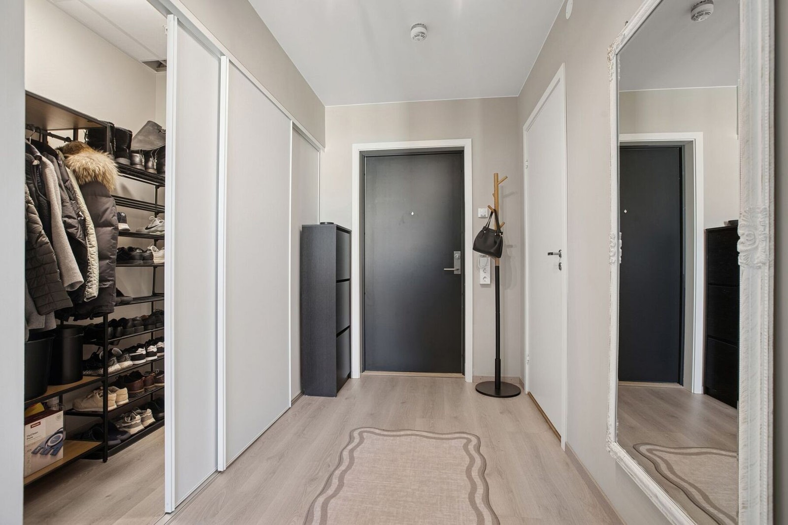 Leiligheten ønsker velkommen med en lys og innbydende entré. Galleribilde