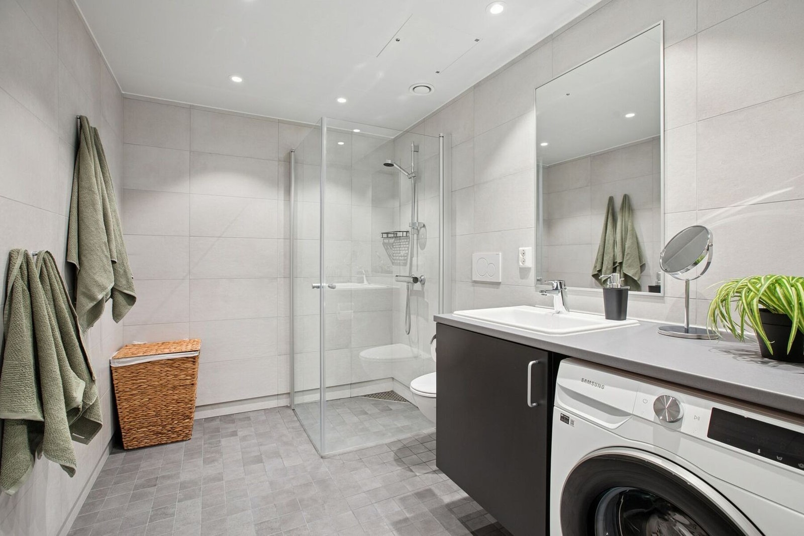 Leilighetens baderom er pent og med klassisk innredning. Galleribilde