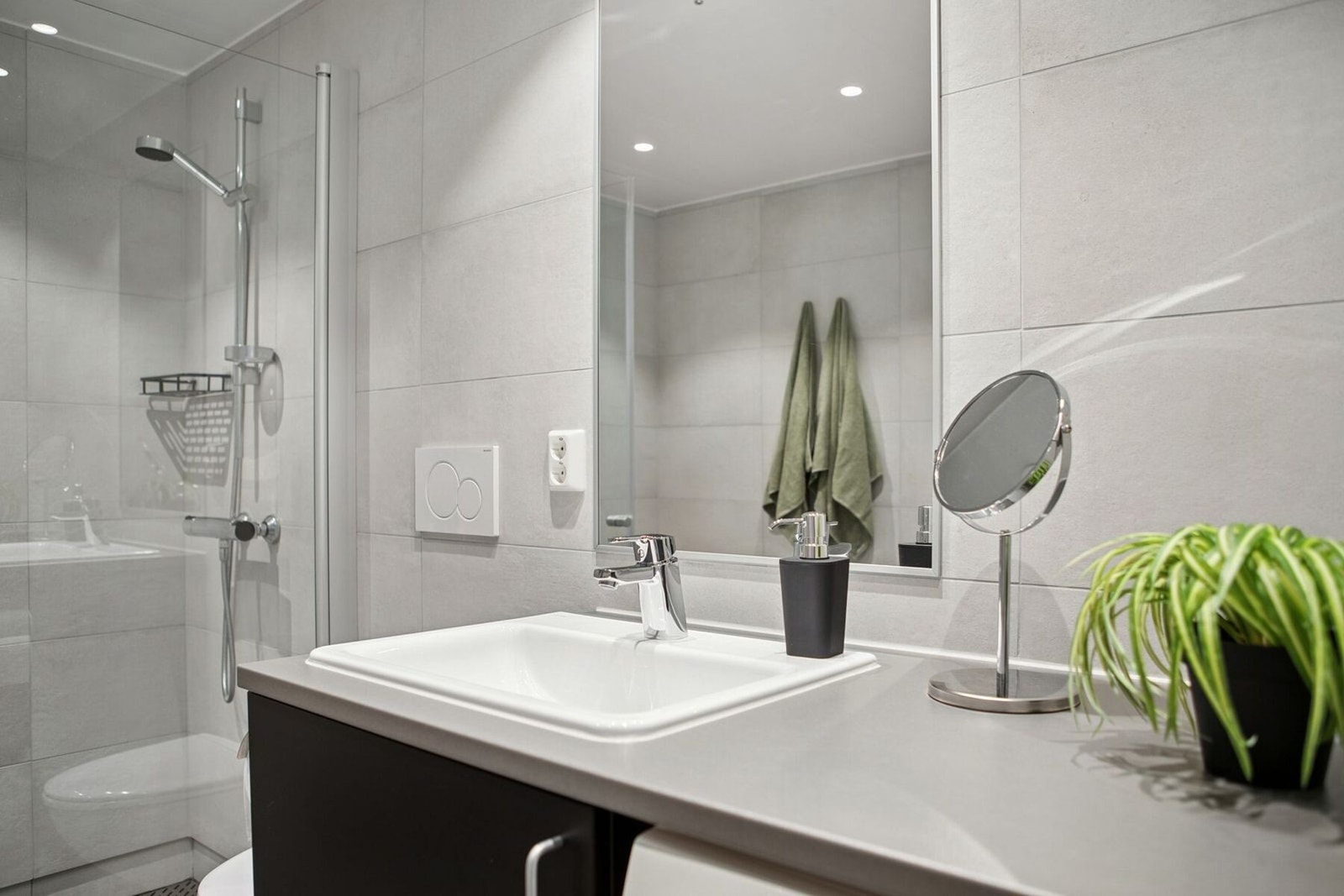 Badet har opplegg for vaskemaskin, som praktisk kan plasseres under servantbenk. Galleribilde