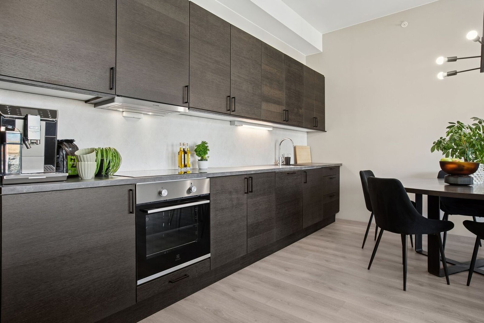 Leiligheten har et lekkert kjøkken med moderne og tidsmessig utseende. Galleribilde