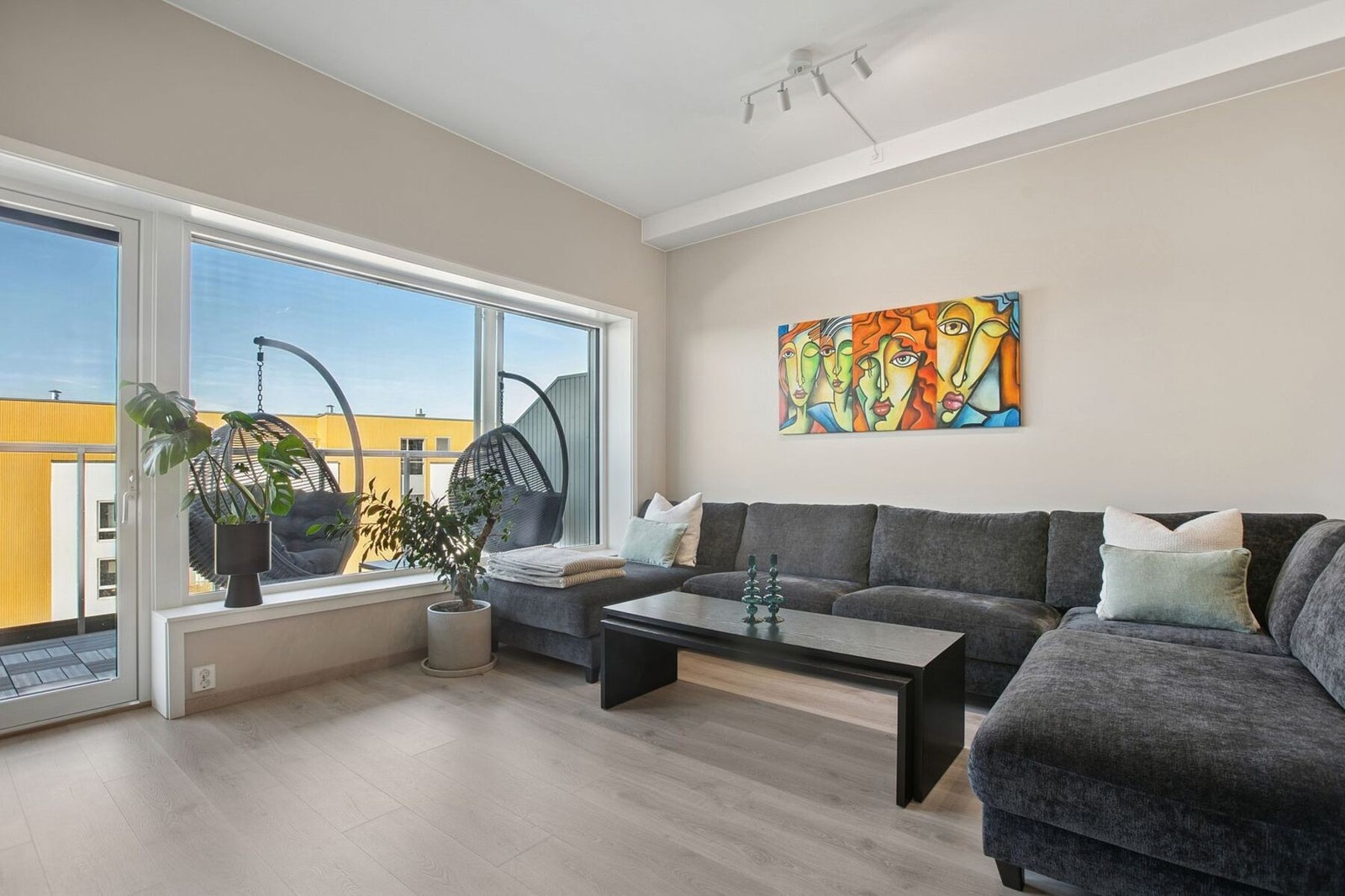 Fra stuen følger utgang til en flott, vestvendt balkong på hele 22 kvm. Galleribilde