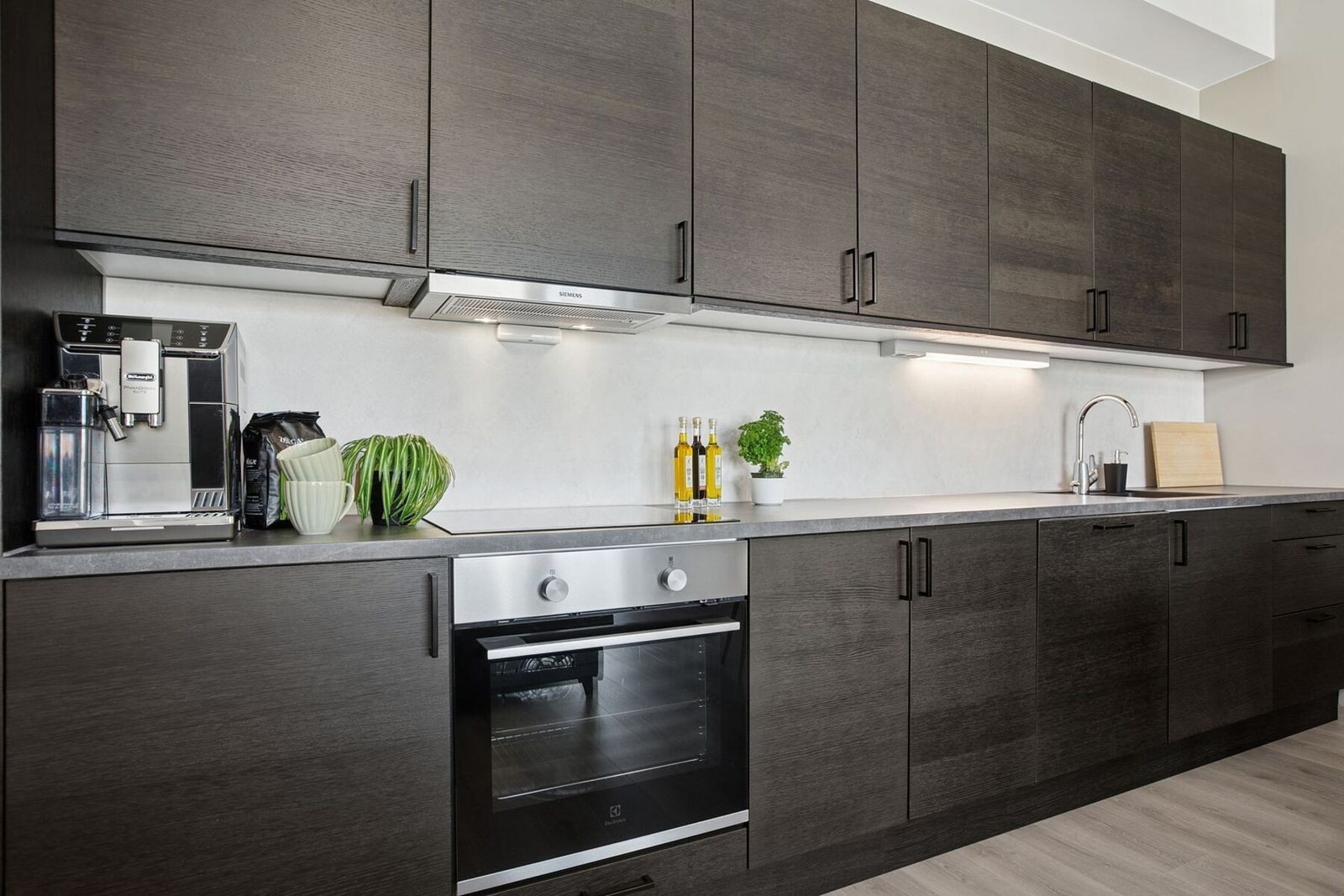 Kjøkkenet er av tidsmessig og moderne karakter og har et stilrent uttrykk. Innredning med fronter i glatt utførelse, laminat benkeplate, ett- greps blandebatteri og nedfelt kum. Galleribilde