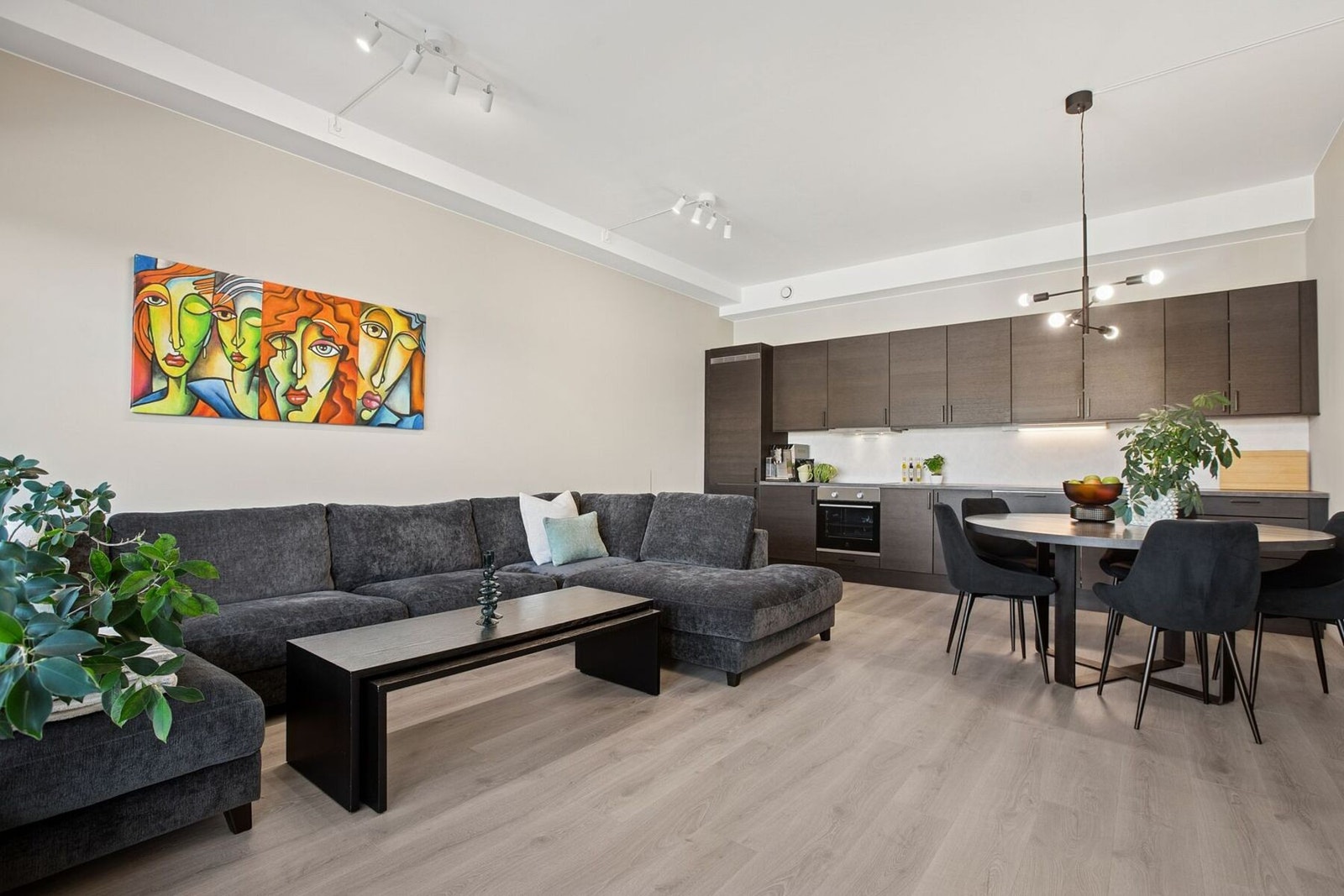 Med åpen løsning mot stuen blir kjøkkenet en sosial sone, også under matlagingen. Galleribilde