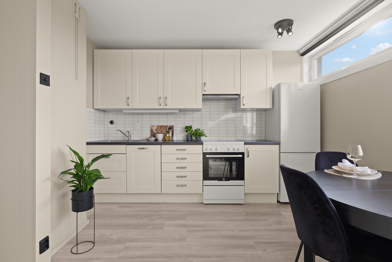 Kjøkkenet har frittstående kjøl/fryseskap og komfyr, og integrert oppvaskmaskin. Galleribilde