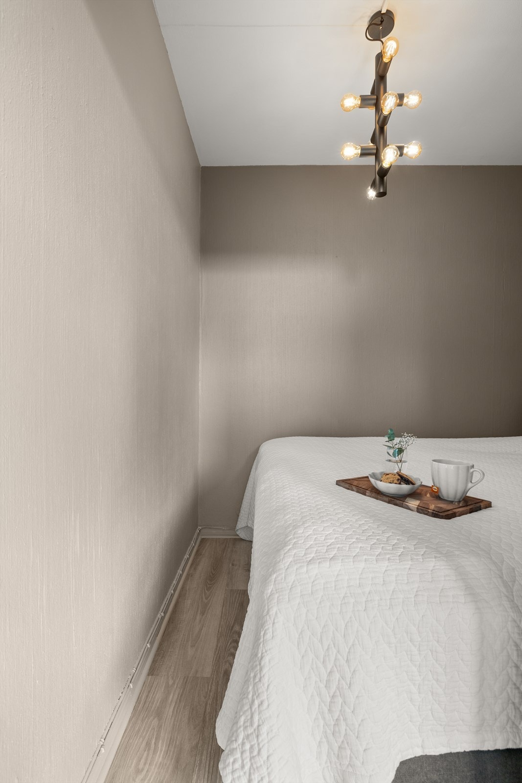 Leiligheten har laminat gulv og malte overflater fra 2021. Galleribilde