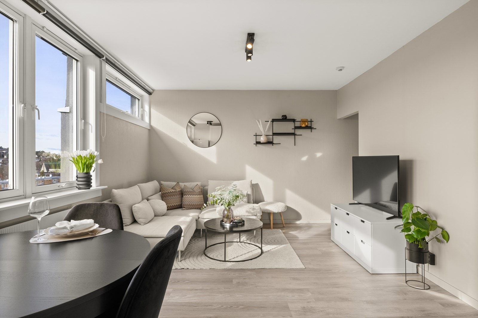 En meget lys og luftig 1-roms med god intern beliggenhet i 7.etasje uten innsyn. Galleribilde