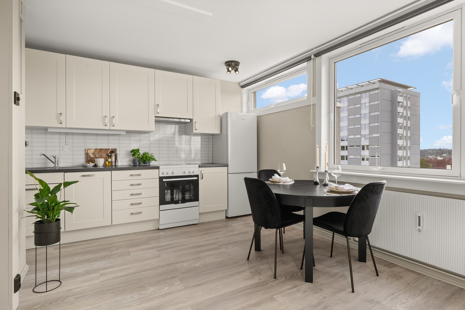 Praktisk IKEA kjøkkeninnredning med mye oppbevaringsplass i over- og underskap. Galleribilde