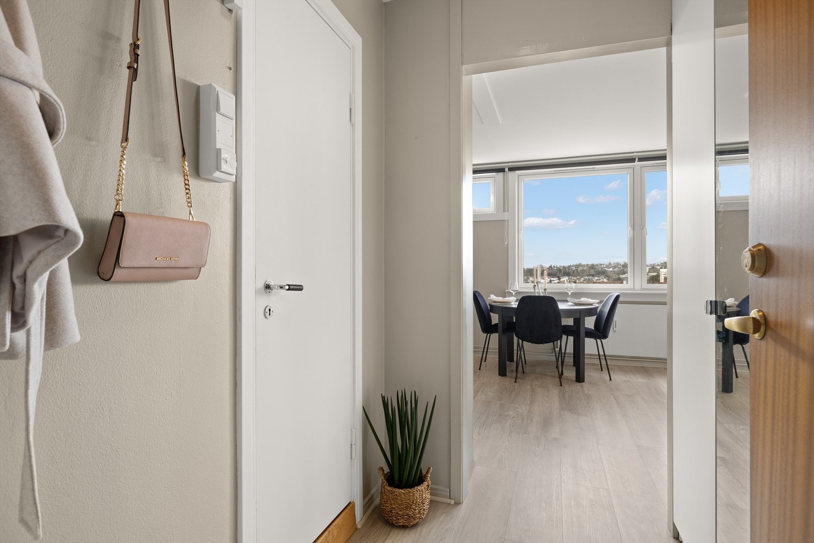 Entrè med adkomst til bad. Galleribilde