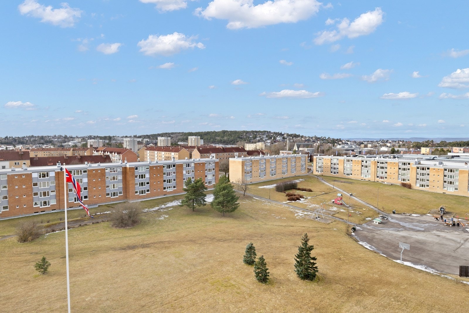 Leiligheten er vendt ut mot hyggelige og grønne omgivelser. Galleribilde