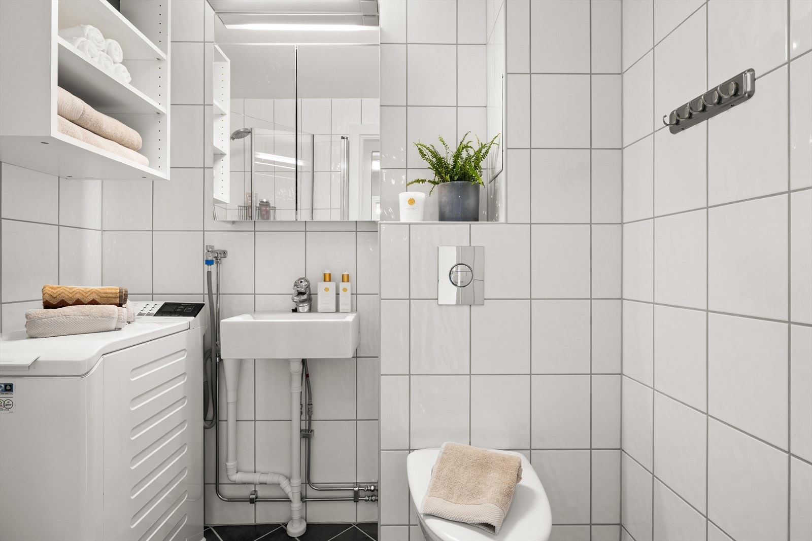 Lyst flislagt baderom pusset opp i 2010 regi av borettslaget. Galleribilde