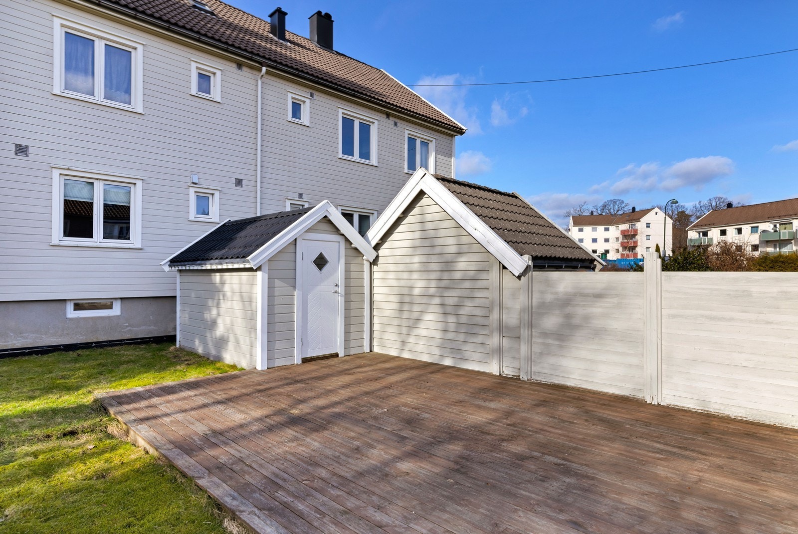 Stor solrik tomt hvor denne leiligheten disponerer hagedel, platting og bod (ikke formalisert) Galleribilde