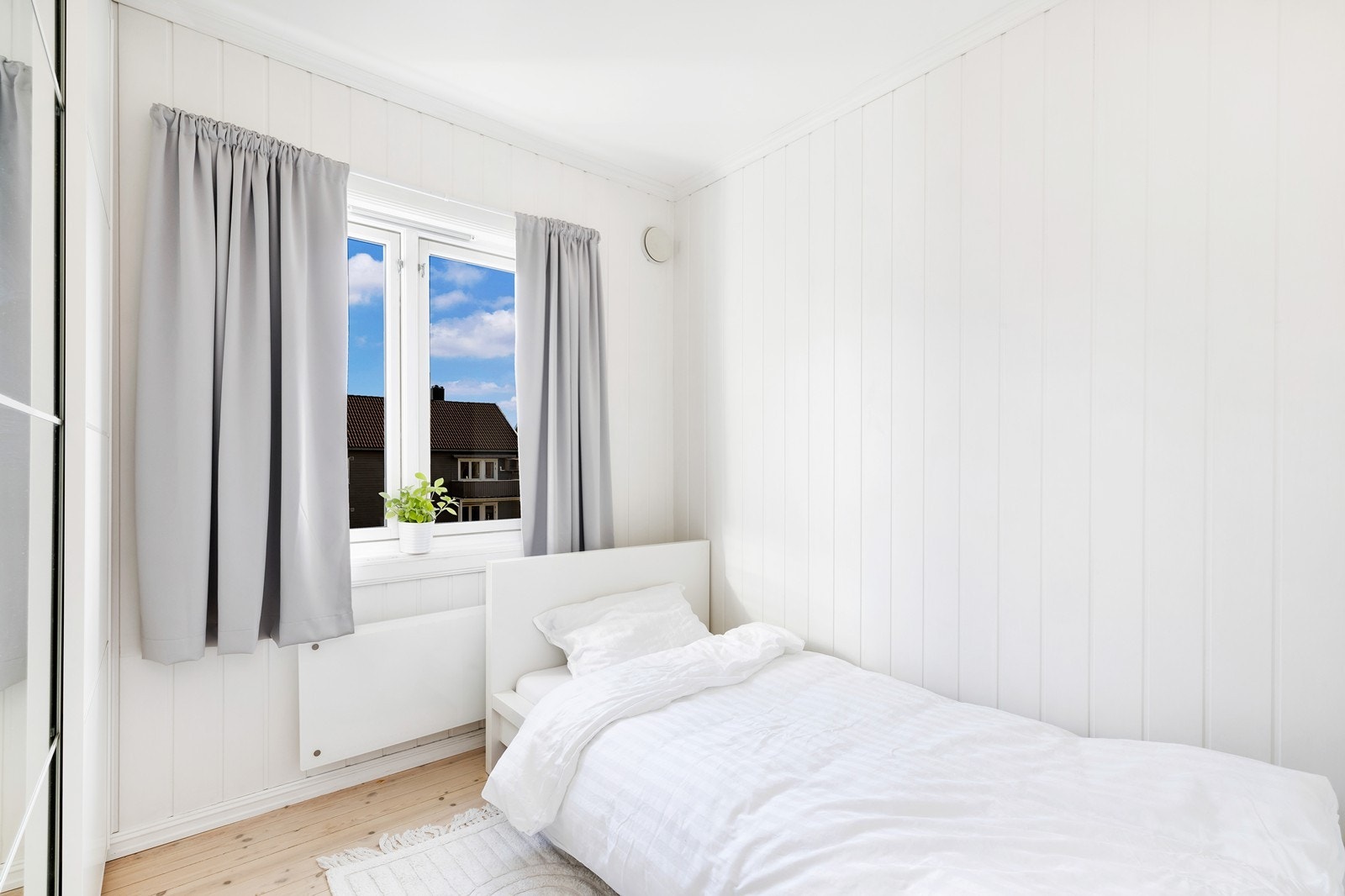 Soverom m/ skyvedørsgarderobe i 2. etasje Galleribilde