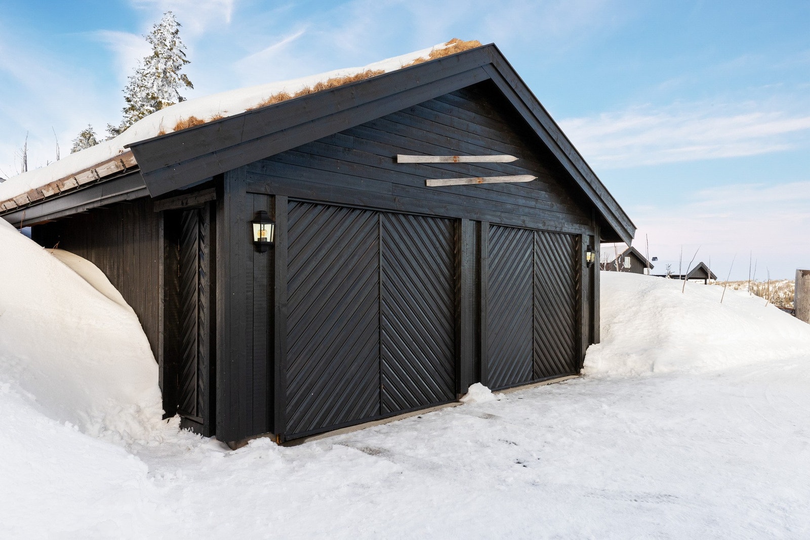 Flott fasade på garasjen som ble satt i 2021 Galleribilde