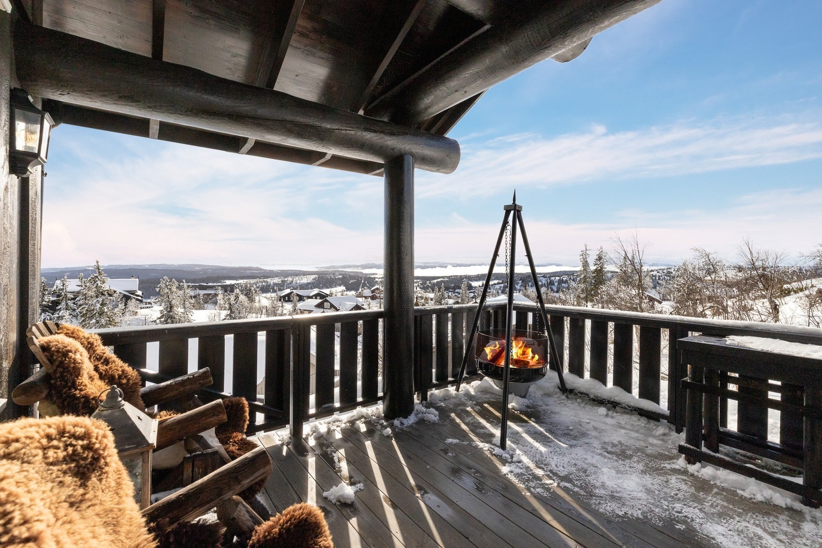 Overbygd terrasse med plass til sittegruppe og andre utemøbler, dels åpent areal også Galleribilde