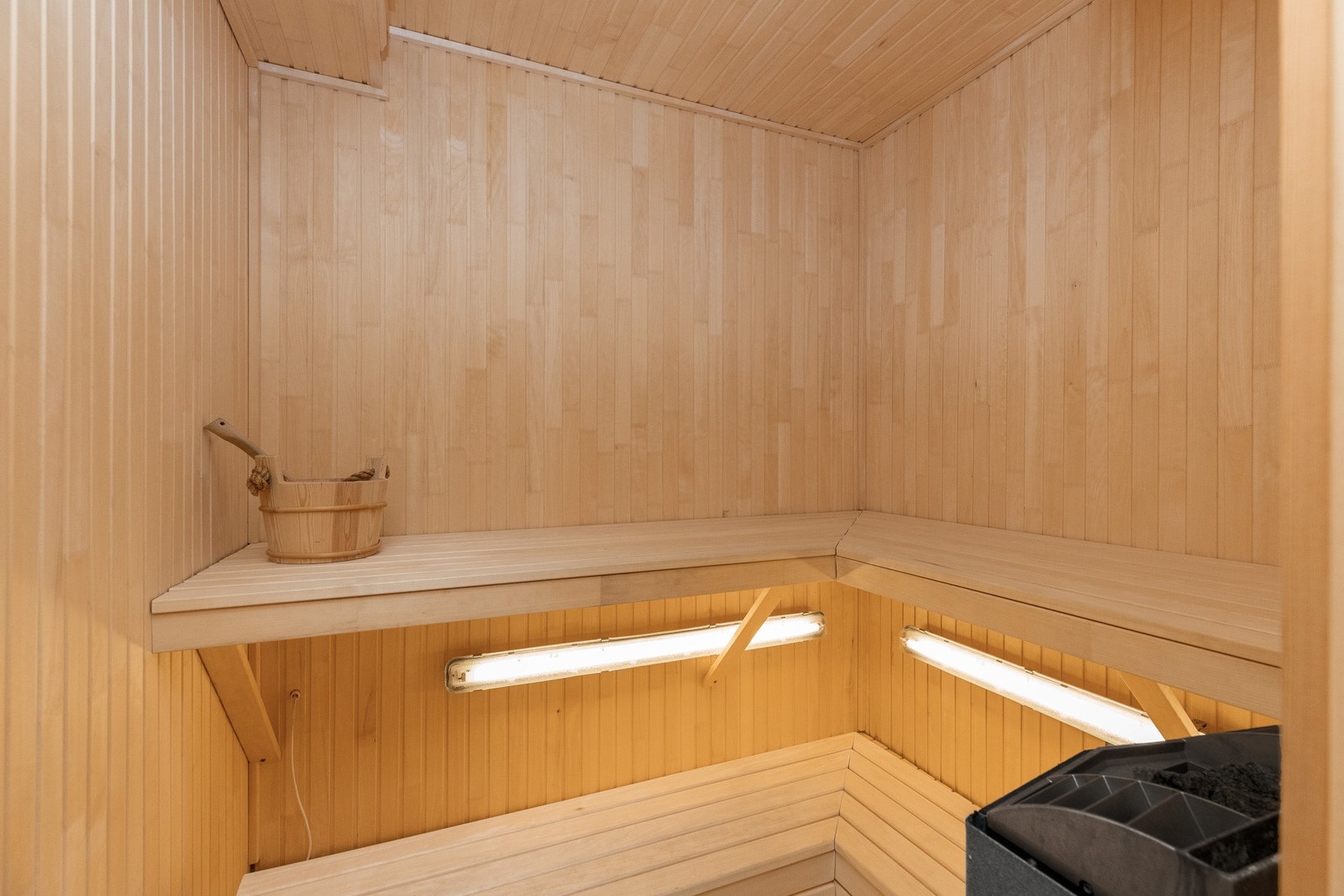 Adkomst til badstue med plassbygde sittebenker Galleribilde