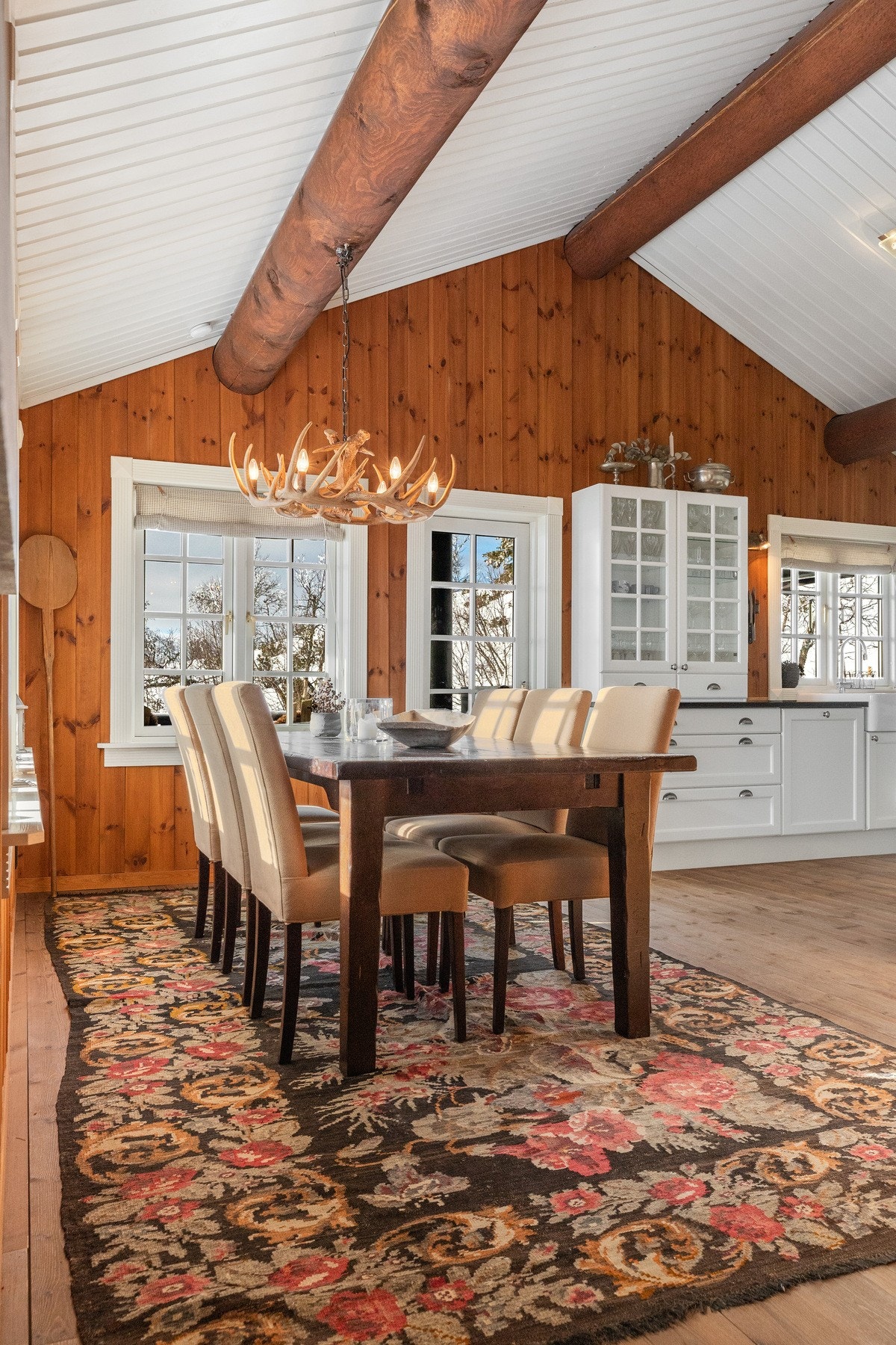 God plass til spisebord inn mot kjøkkensiden Galleribilde