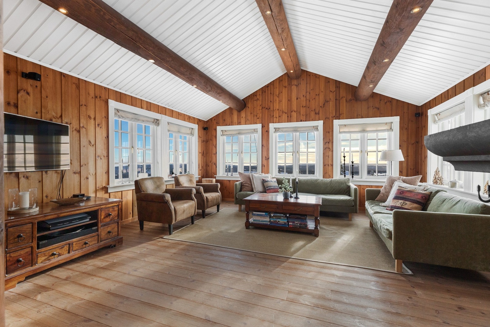 Stuen har mange vinduer som gir et godt dagslys inn Galleribilde