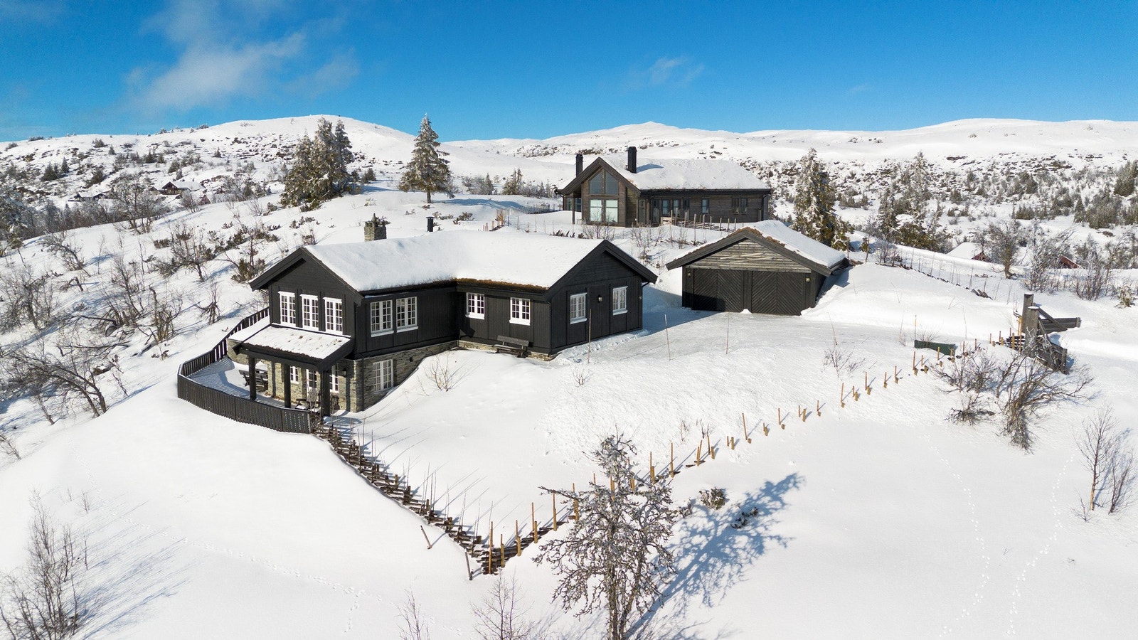 Store deler av uteområde har skiferlagte utesoner samt trapp i skifer, deler av tomten er inngjerdet med skigard Galleribilde