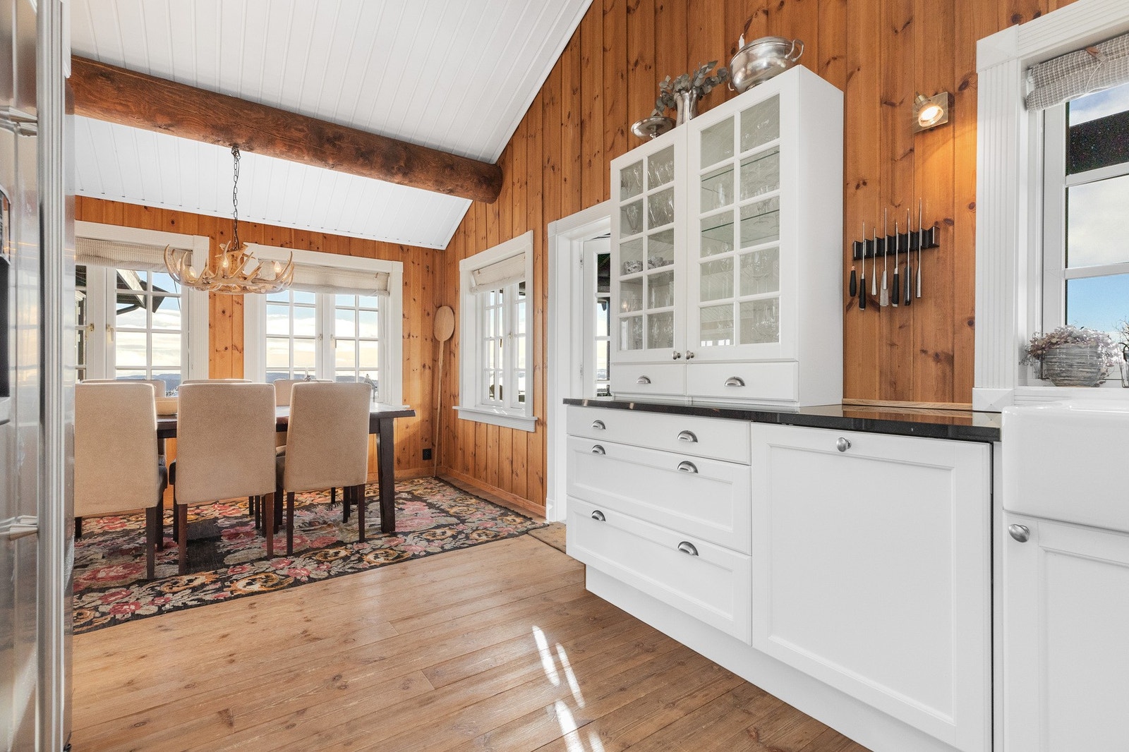 Profilerte fronter samt skap med glassdører Galleribilde