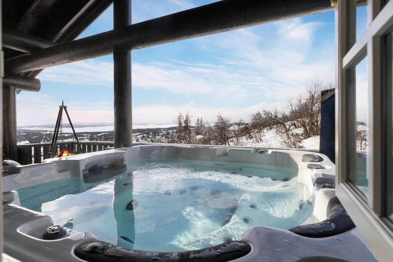 Jacuzzi på terrasse hvor det kan friste å sette seg etter en lang dag ute i fjellet Galleribilde