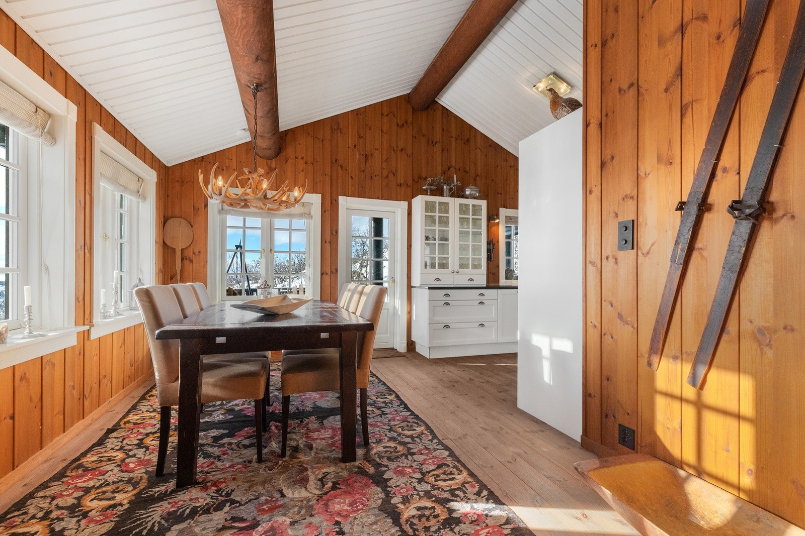 Adkomst ut til terrasse fra kjøkken Galleribilde