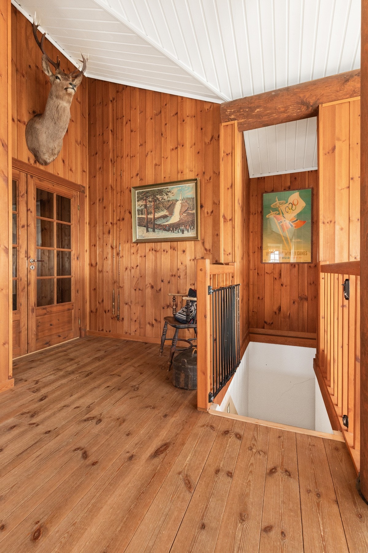 Trapp ned til underetasje fra stuen Galleribilde