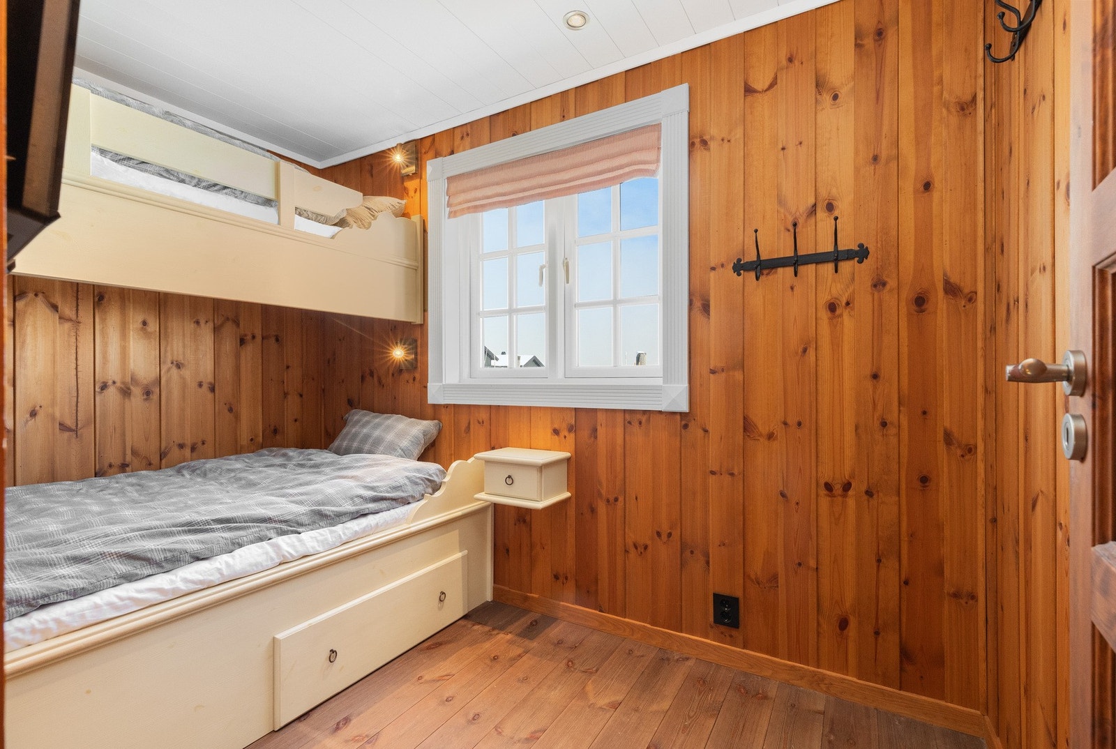 Soverom fire med plassbygd køyeseng Galleribilde