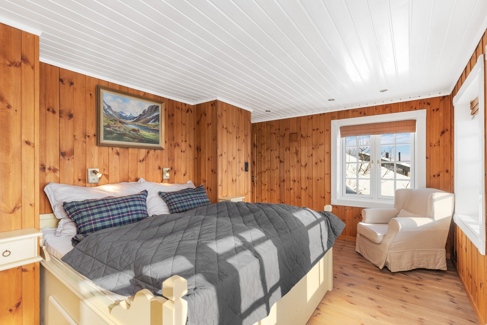 Hytta har fire gode soverom - ett i underetasjen og tre i første etasje Galleribilde