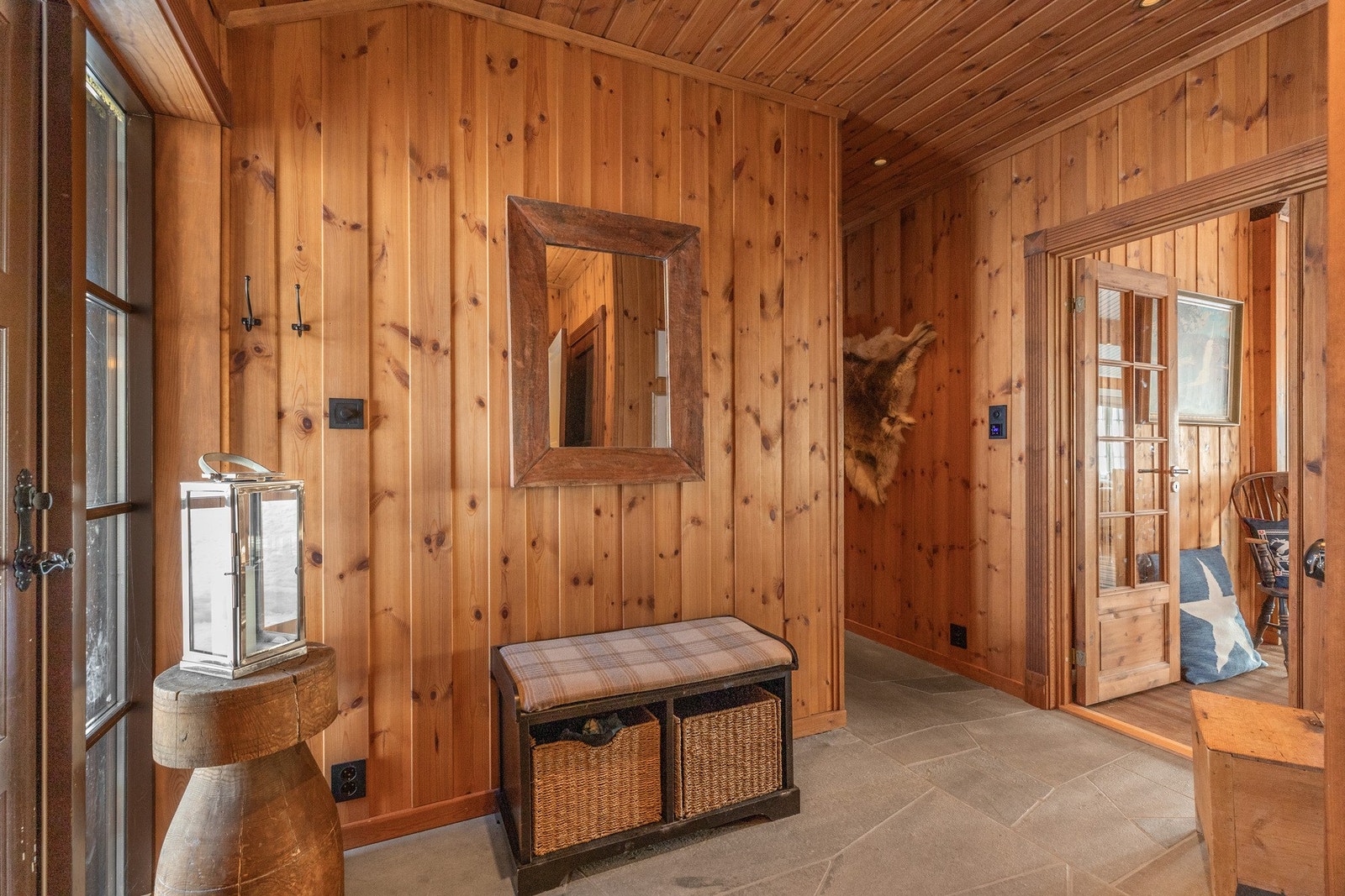 Entré med god plass til garderobeplass for yttertøy og sko Galleribilde