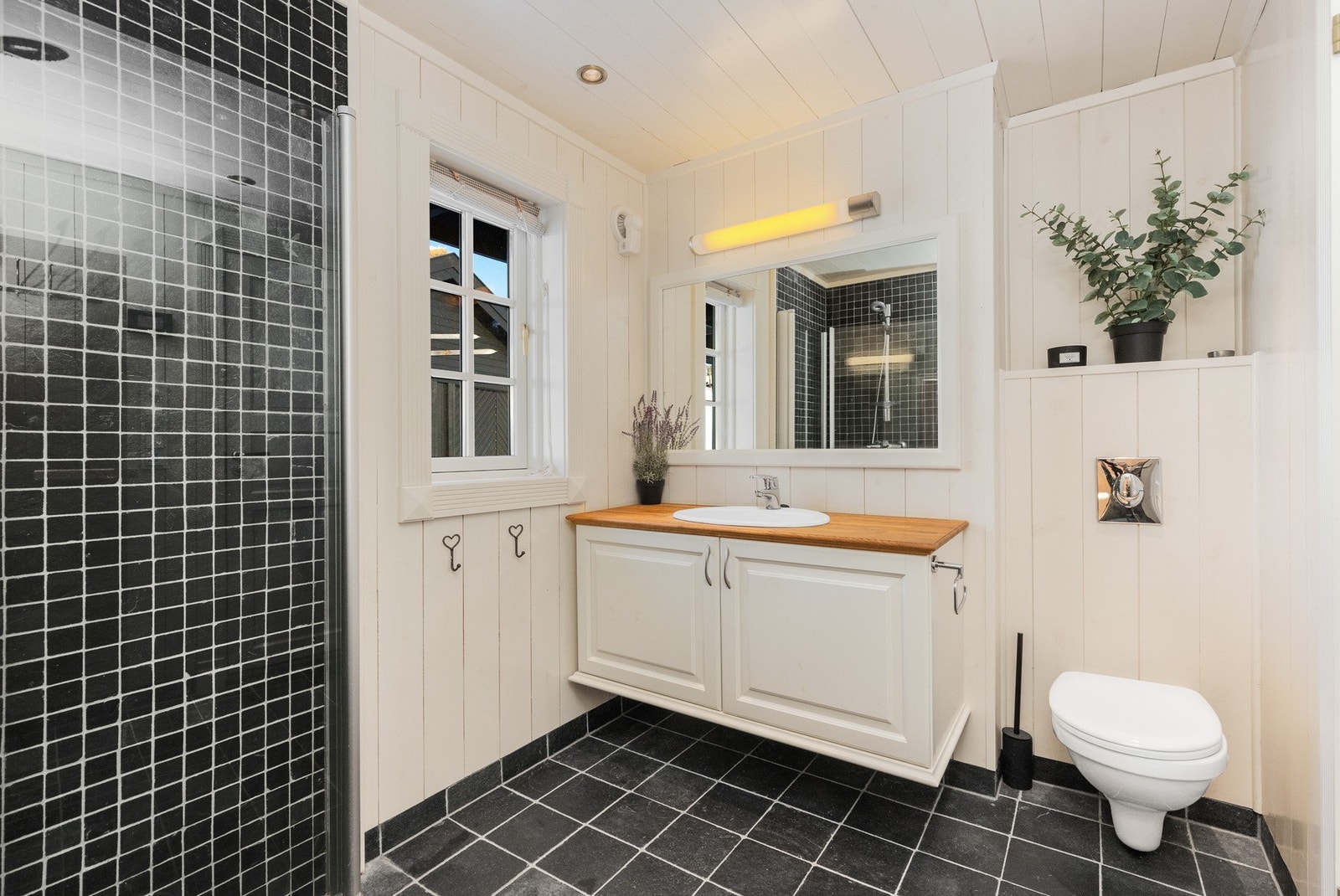 Hytta har to bad - ett bad i hver etasje Galleribilde