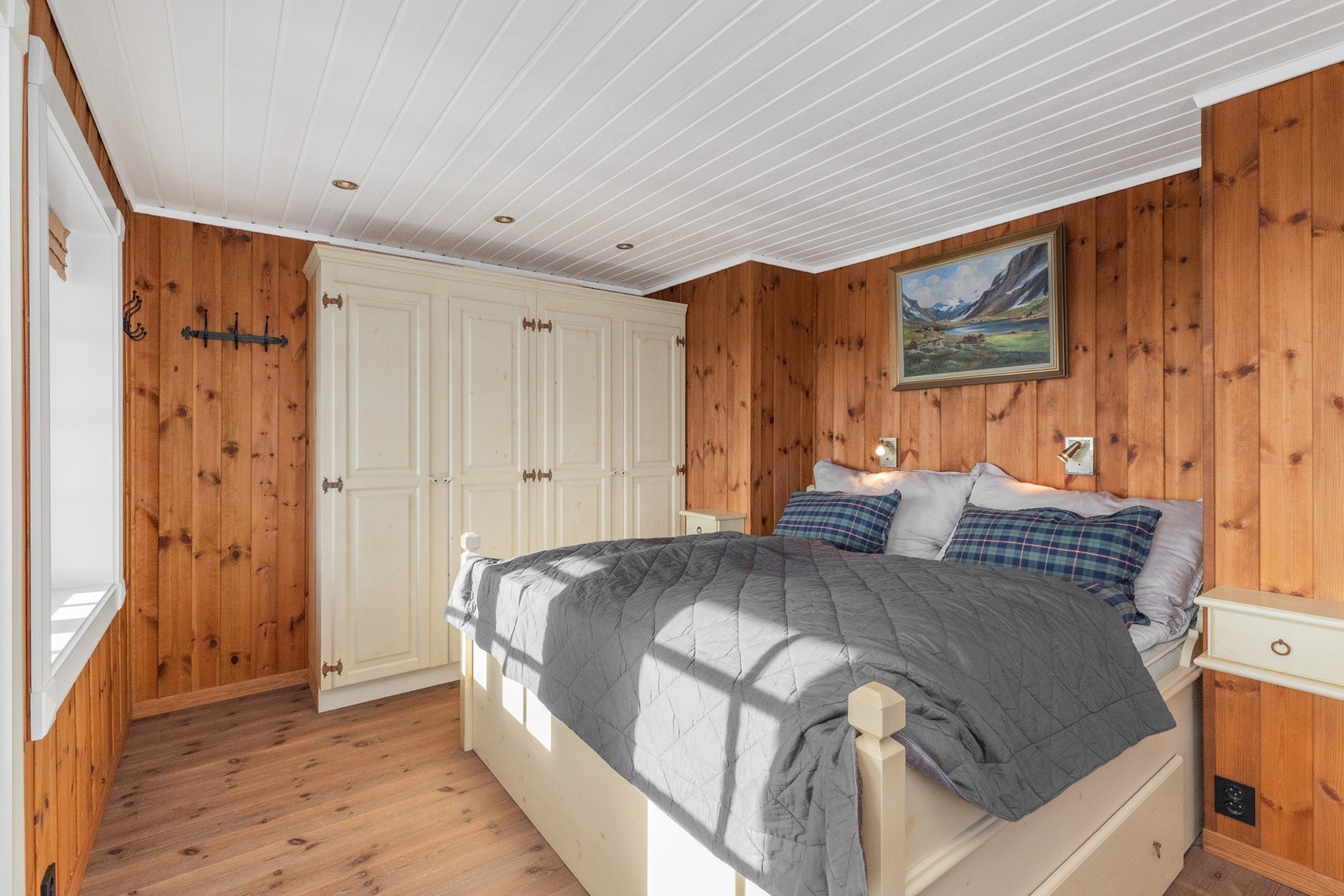 Hovedsoverom med god plass til dobbeltseng og garderobeskap. Oppbevaringsskuffer under seng Galleribilde