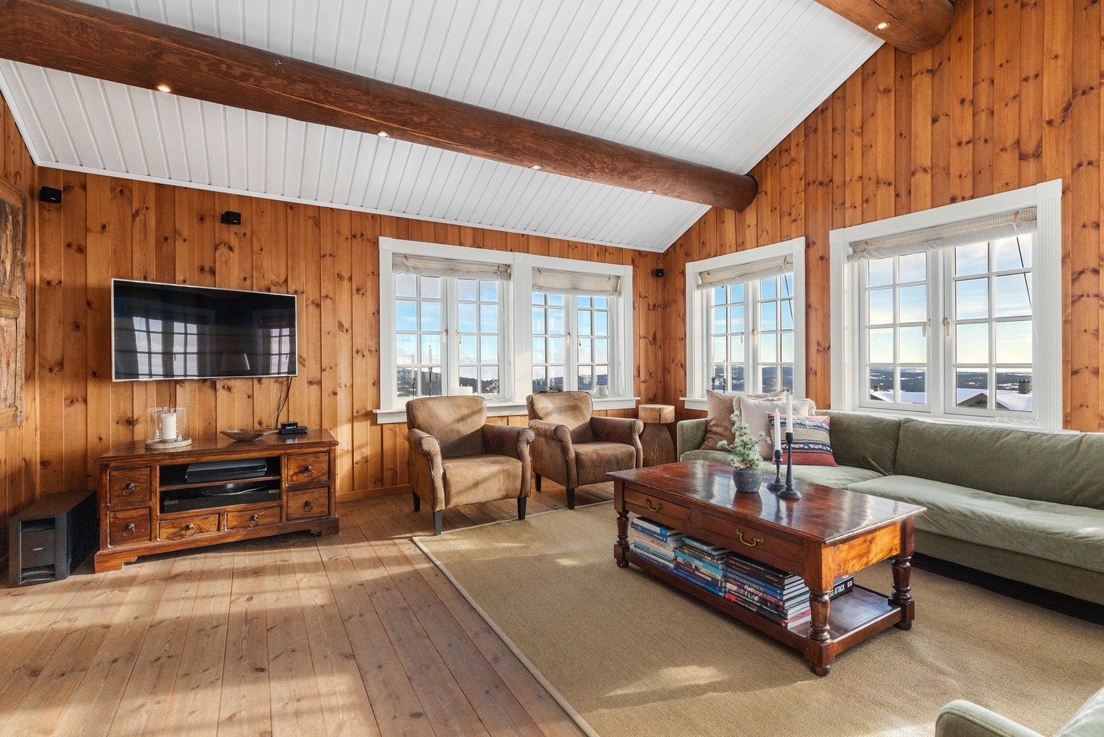 Fra stuevinduet har en vakker utsikt mot blant annet Spåtind Galleribilde