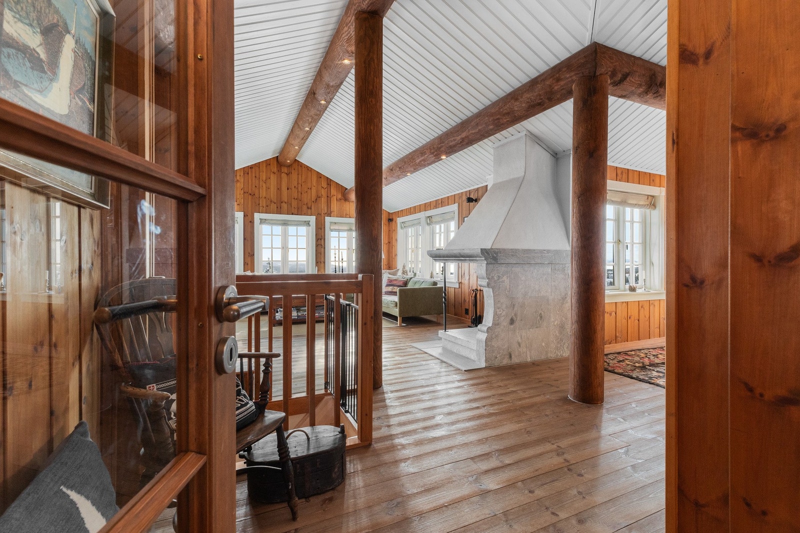 Panel på vegger og tømmeråser i himling er beiset Galleribilde