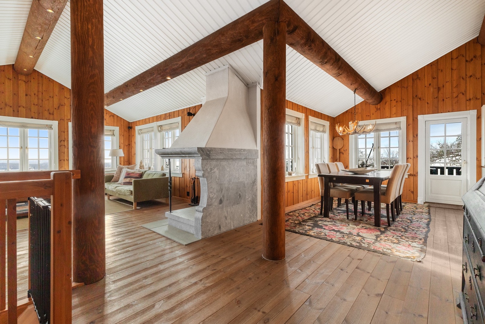 Delvis åpent inn til spisestue og kjøkken Galleribilde