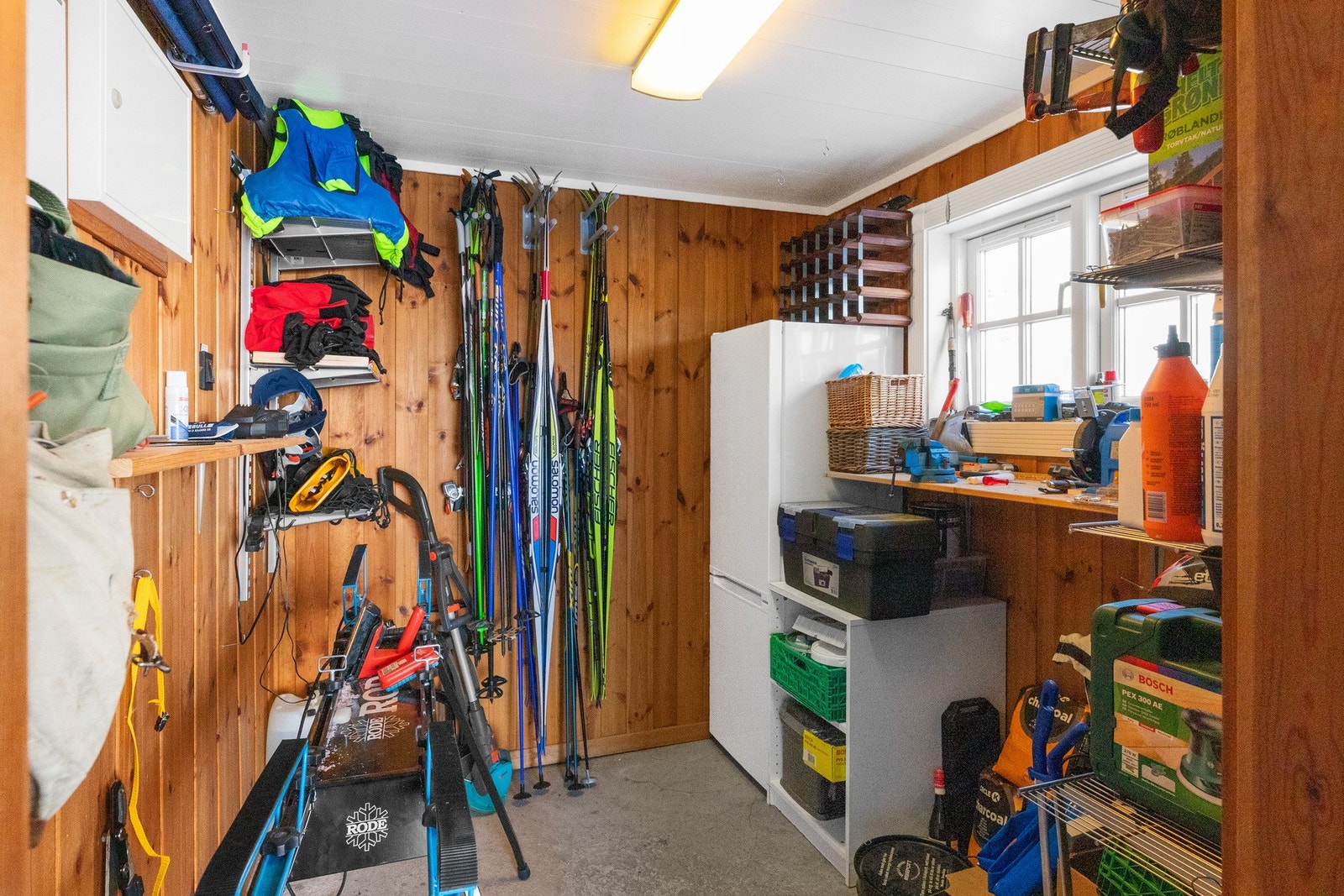 Romslig sportsbod ved inngangspartiet, utvendig adkomst Galleribilde