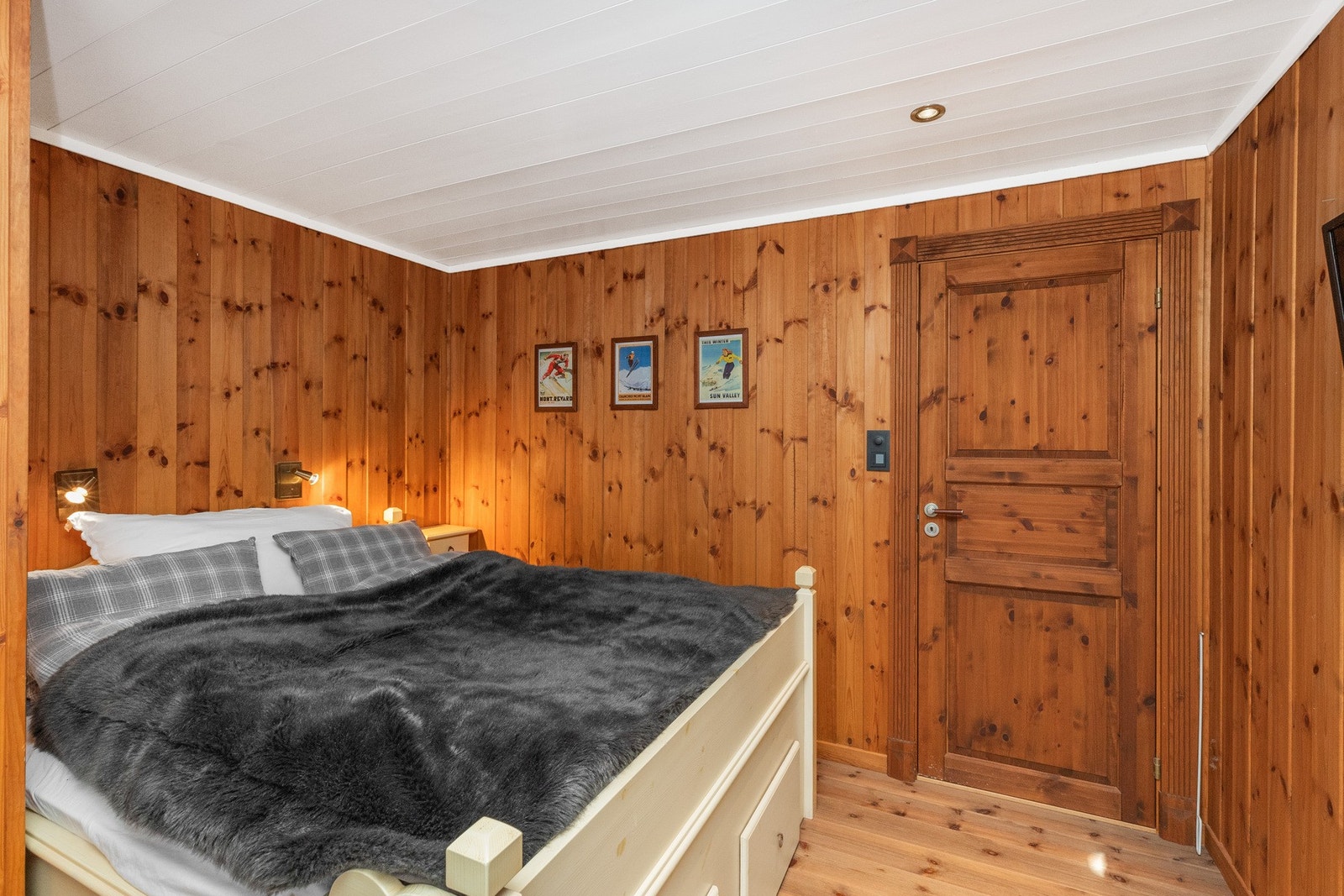 Praktisk med oppbevaringsskuffer under sengene Galleribilde