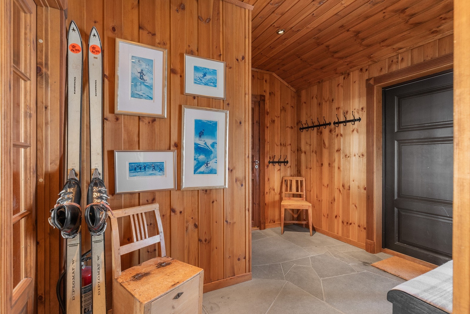 Varmekabler i gulv gir en lun velkomst inn Galleribilde