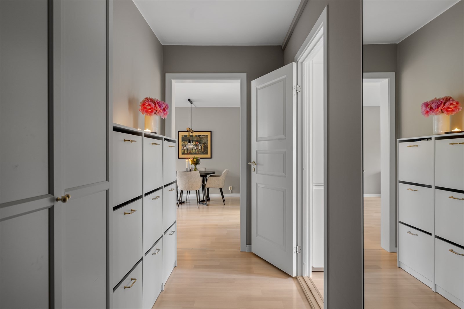 Innbydende og hyggelig entré med god plass til yttertøy og sko Galleribilde