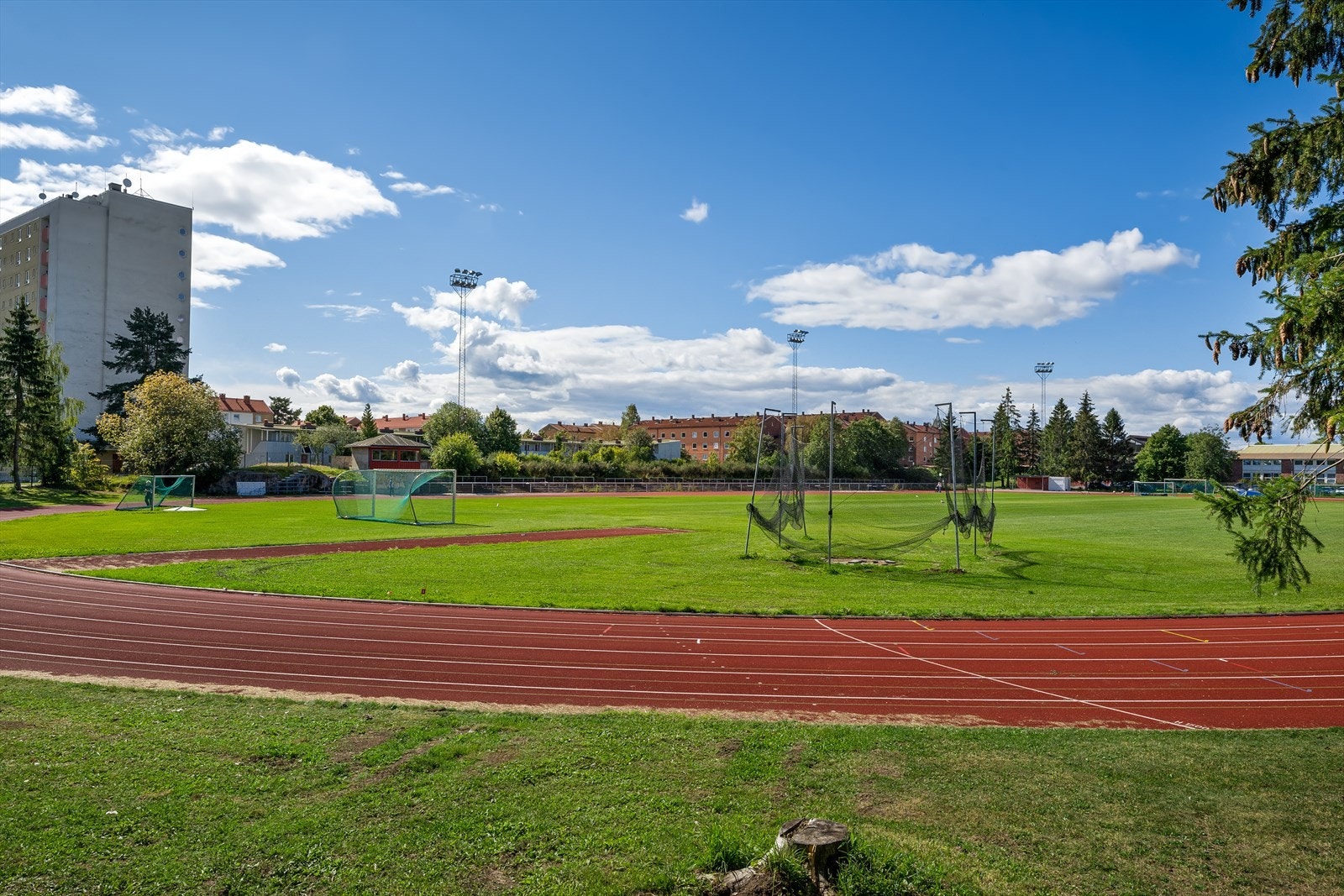 Lambertseter Stadion med løpebane og fotballbane Galleribilde