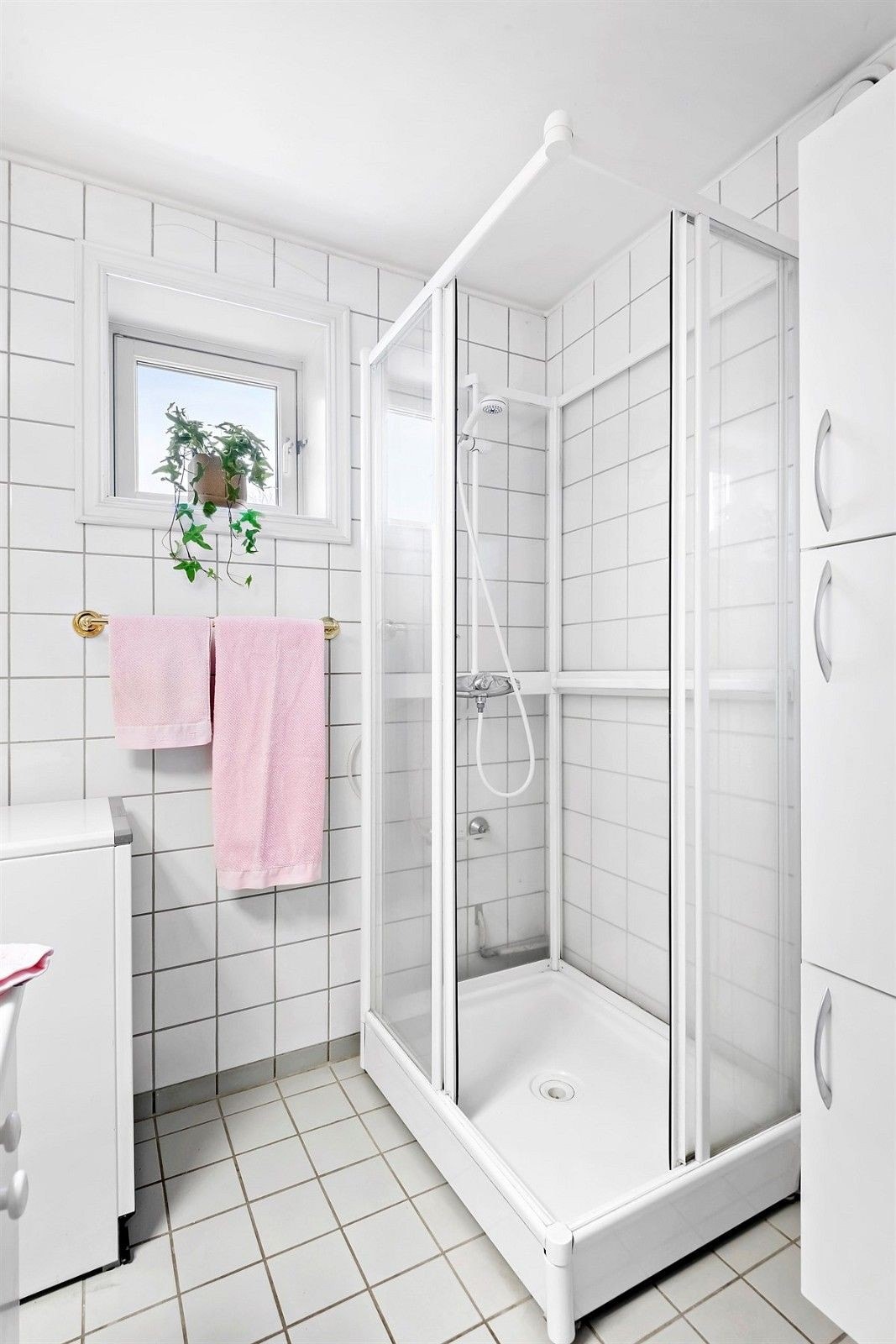 Bad med dusj og oplkegg vaskemaskin Galleribilde