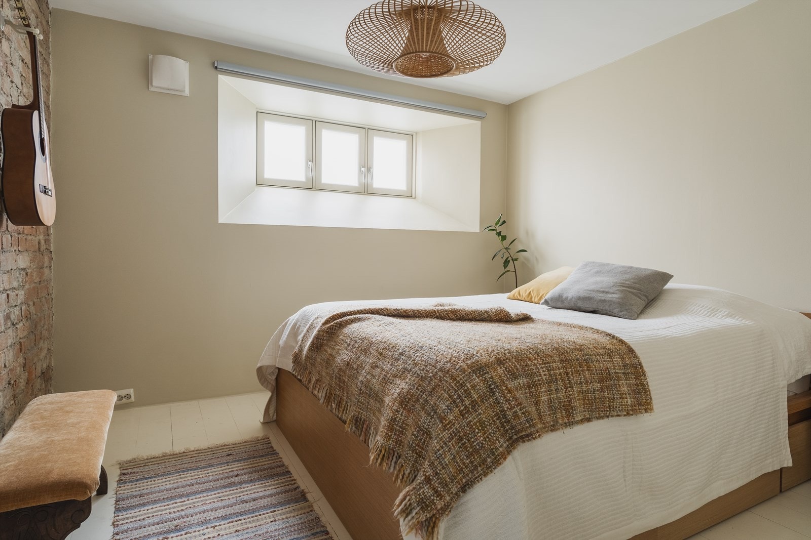 Soverommet er av god størrelse og har plass til dobbeltseng og nattbord Galleribilde